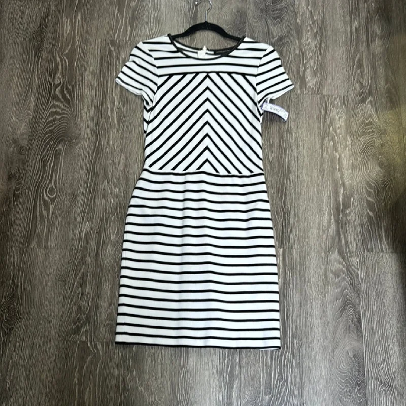 Flowy unclassified dressesBanana Republic Stripe Dress - size 8 Flowy unclassified dresses