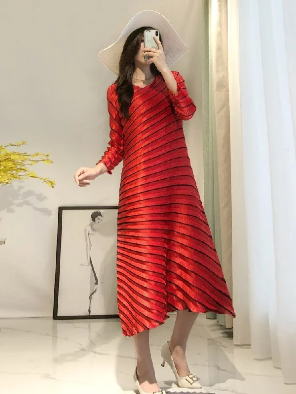 Discounted unclassified dressesStriped Pleated Round Neck Dress Discounted unclassified dresses